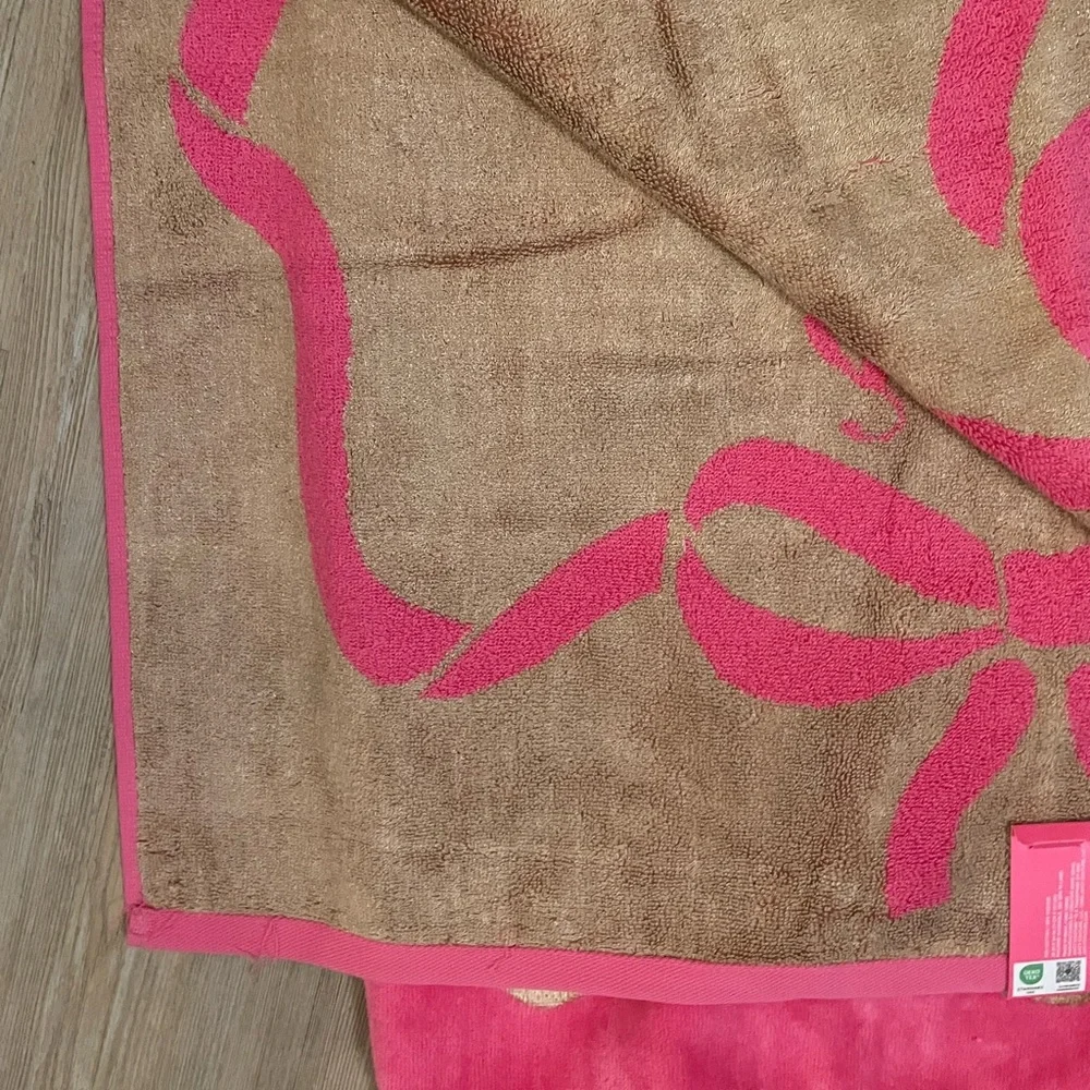 Juicy pink/gold bath towels
